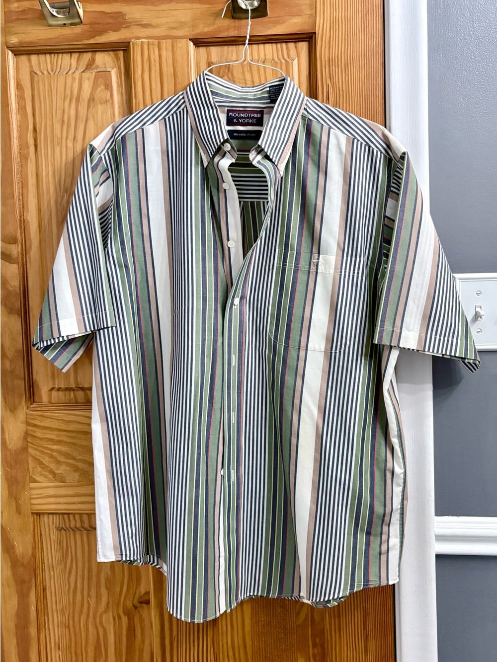 Roundtree & Yorke Short Sleeve Button-Down Shirt in Green and White Stripes